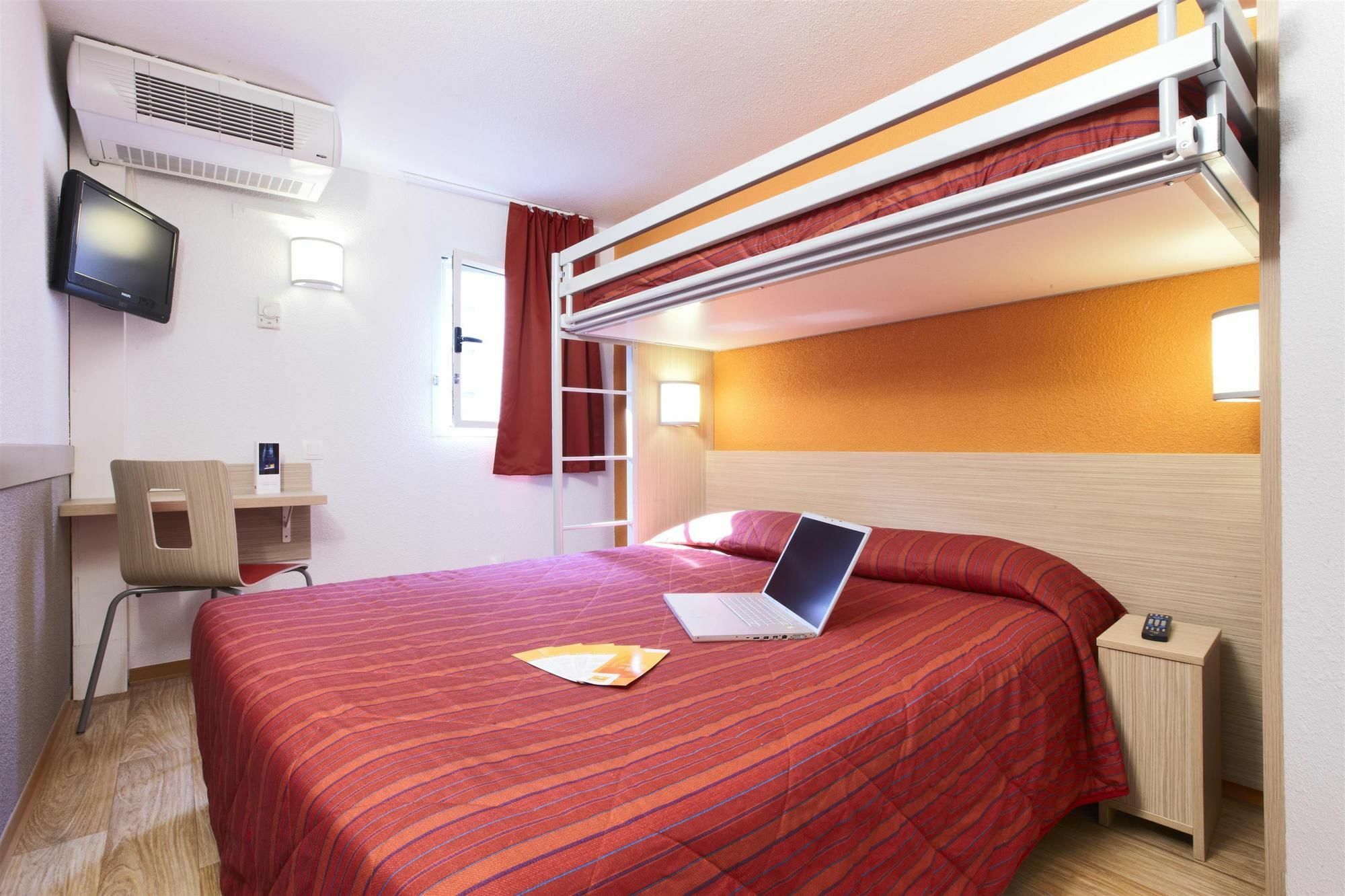 Premiere Classe Montreuil Bagian luar foto A typical room at a B&B